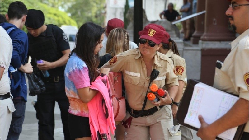 Una de las jóvenes requisadas que dio negativo en alcohol y pirotecnia.