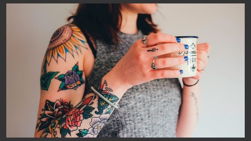 Desarrollan una tinta de tatuajes que cambia de color.