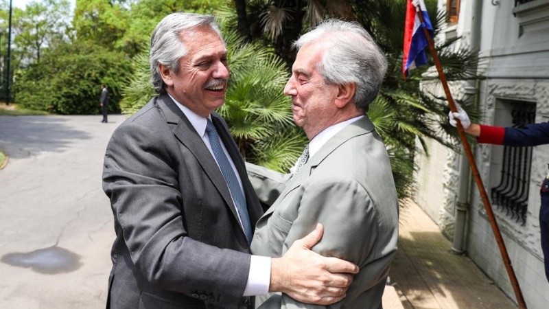 Alberto Fernández junto a Tabaré Vázquez en Uruguay.
