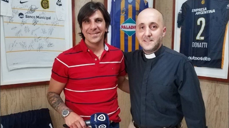 Enzo junto a Pablo Gavira, periodista de El Tres.