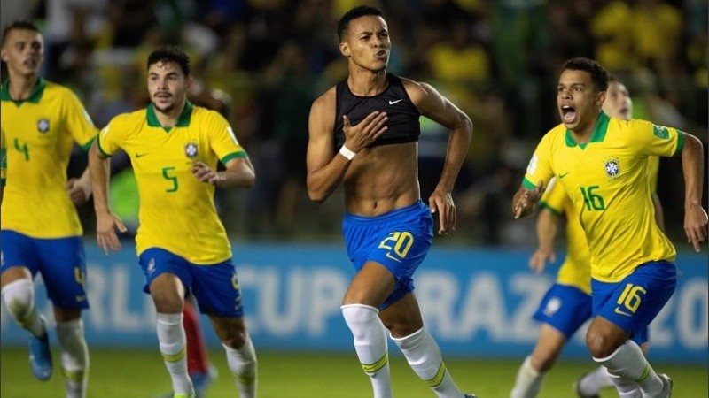 Lazaro celebra uno de los tantos de Brasil. 