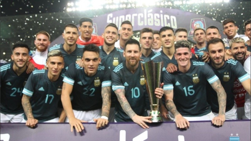 Lionel, mezclado entre los jugadores de la selección nacional.