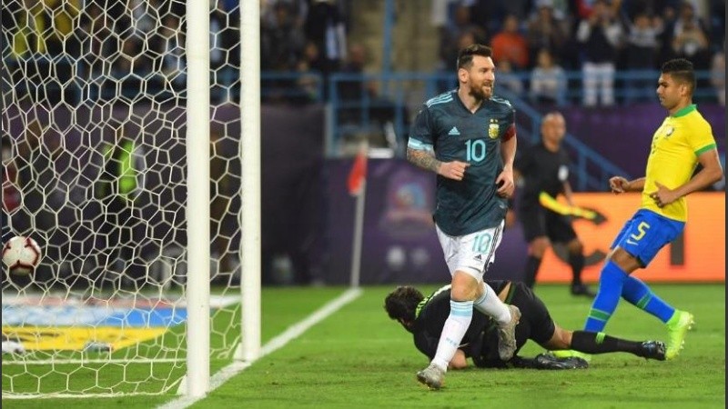 Messi inicia el festejo tras tomar el rebote del penal que le atajó Alisson. 