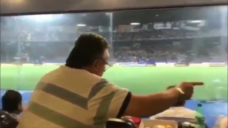 La furia contenida del líder de Los Palmeras en el palco en Asunción. 