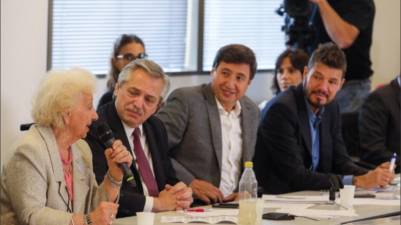 Tinelli estuvo sentado al lado del diputado Arroyo, posible futuro ministro de Desarrollo Social.