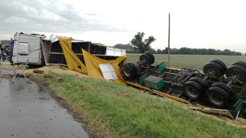 Impactante imagen del camión tumbado sobre la banquina. 