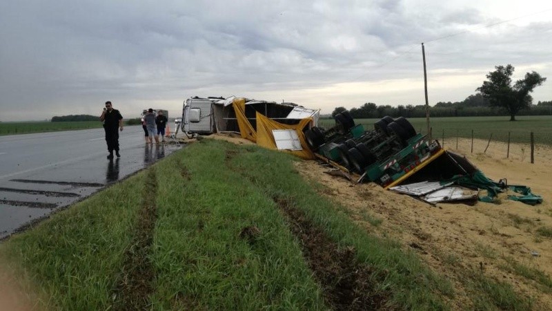 Impactante imagen del camión tumbado sobre la banquina. 