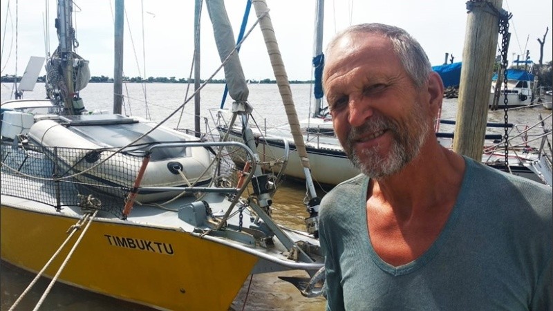 Recorre el mundo navegando.