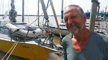 Recorre el mundo navegando.