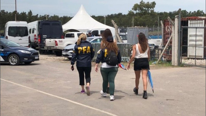 Se apunta a una agencia liderada por una mujer, sospechada de reclutar chicas.