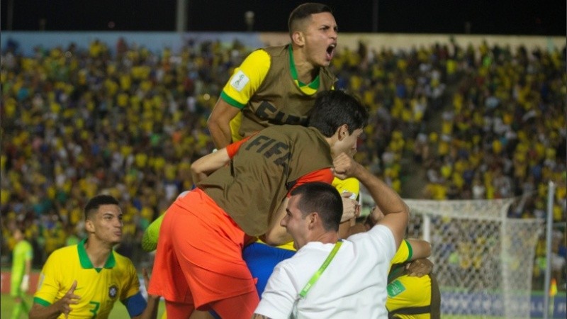 Kaio Jorge, de penal, y Lázaro convirtieron al cierre y la Canarinha celebró.