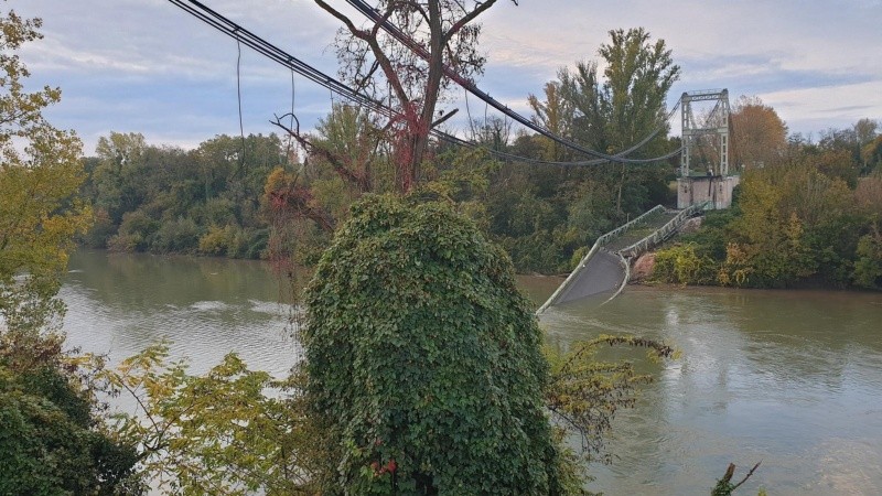 El puente caído sobre el agua en el sur de Francia. 