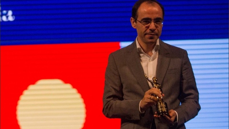 Olivier Laxe exhibe el Astor de Oro al Mejor Filme por la película 
