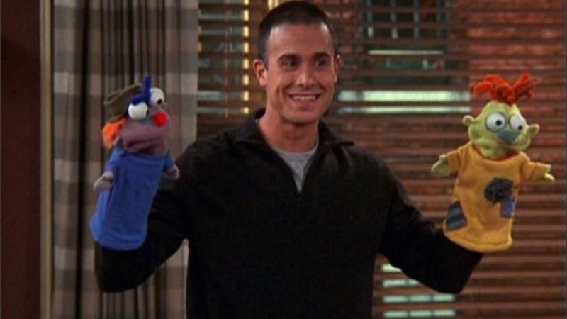 Tom Hanks fue convocado para hacer de niñero de Emma, la hija de Rachel y Ross. Finalmente, Freddie Prinze Jr se hizo cargo.