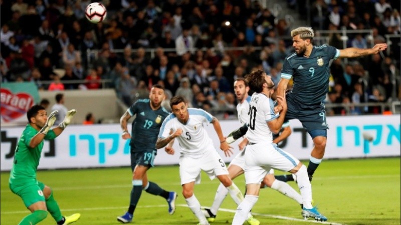 Agüero bate a Campaña de cabeza para el 1-1 parcial.