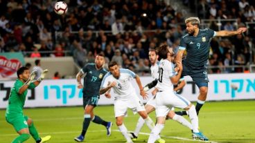 Agüero bate a Campaña de cabeza para el 1-1 parcial.