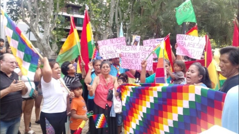 La asamblea en la plaza 25 de Mayo de Rosario.