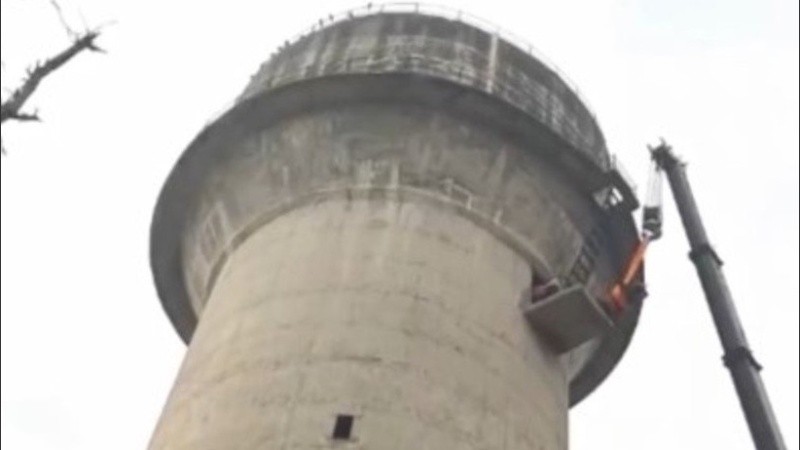Luego de horas de trabajo lograron bajar al toro de la torre.