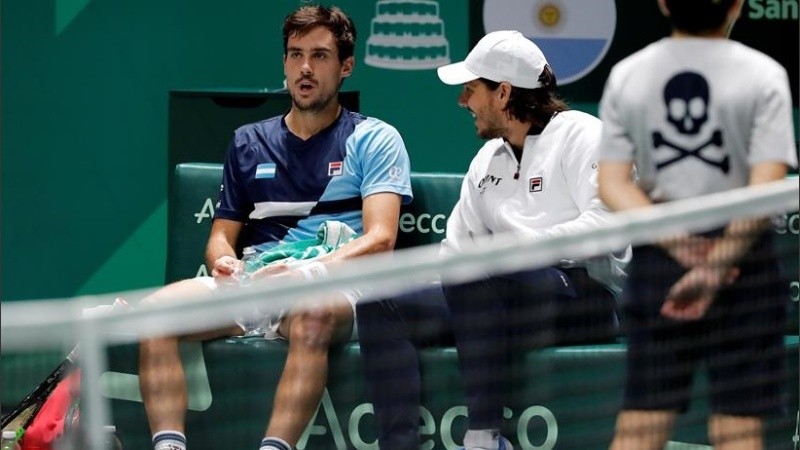 Pella junto al capitán Gaudio. Primer punto argentino.