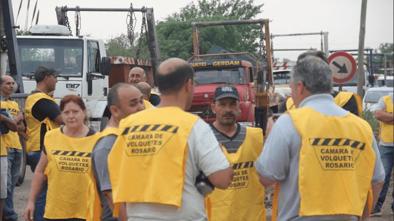 La protesta con los vehículos se realizó este martes a la mañana.