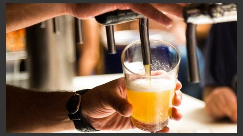 La OCU indica que “el alcohol aporta 7 kcal/g, más que los hidratos de carbono o las proteínas”.