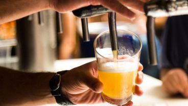 La OCU indica que “el alcohol aporta 7 kcal/g, más que los hidratos de carbono o las proteínas”.