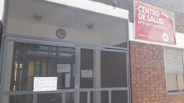 El centro de salud, cerrado este lunes.