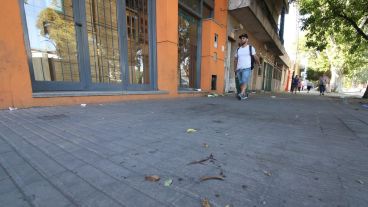 El lugar del crimen del cuidacoches, a una cuadra de la farmacia.