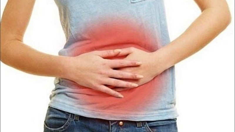 El dolor abdominal es uno de los síntomas.