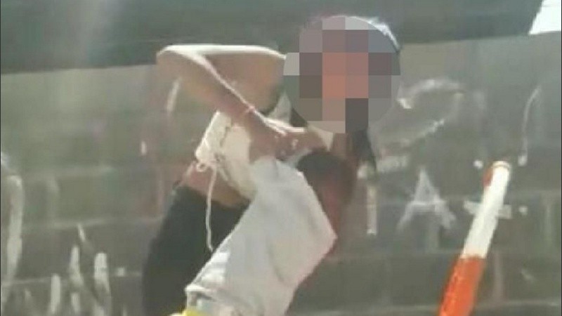 La mujer tiene 23 años, el niño dos.