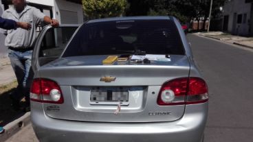 El Chevrolet Classic detenido.