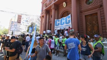 La marcha de este miércoles frente a la Municipalidad.