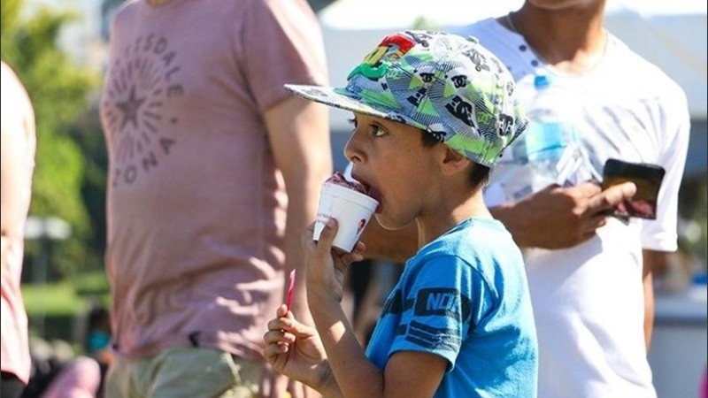 La tarde de calor, justa para tomar un helado.