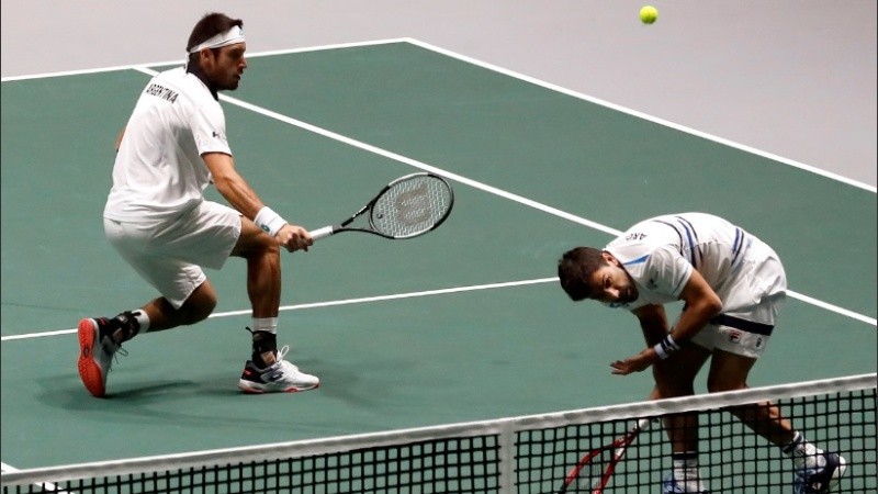 Mayer volea sobre González. Argentina perdió un partido épico.