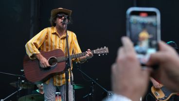 Coki tocó frente al Concejo para agradecer la distinción.