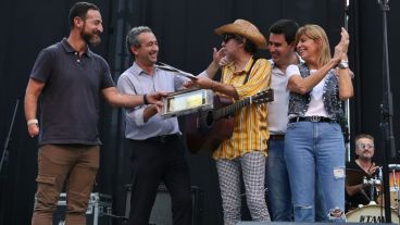 La ceremonia de distinción antes del recital.