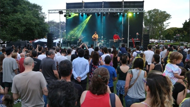 Coki tocó frente al Concejo para agradecer la distinción.