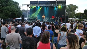 Coki tocó frente al Concejo para agradecer la distinción.
