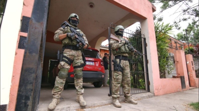 Dos efectivos de las TOE custodian el domicilio del abogado de Alvarado.