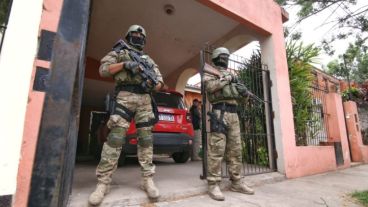 Dos efectivos de las TOE custodian el domicilio del abogado de Alvarado.