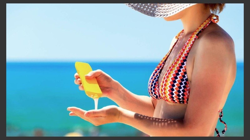 Si estamos en el sol y nuestro cuerpo proyecta una sombra más chica que nuestra altura, el daño es mayor que si la sombra fuera más larga.