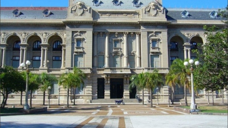 Perotti ratifica su postura de recibir el mando en la explanada de la Casa Gris. 