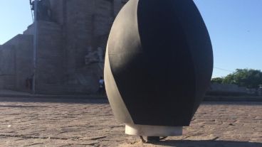 El concejal indicó que los bolardos representan un peligro para los transeúntes.