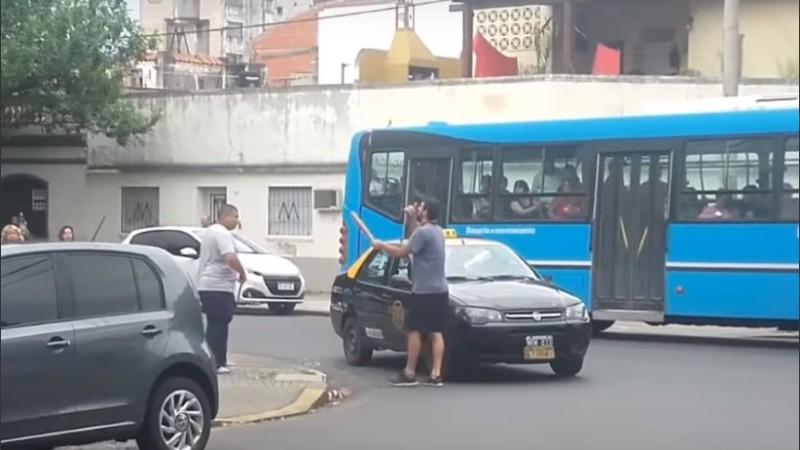 La pelea registrada por un vecino recorre las redes sociales.
