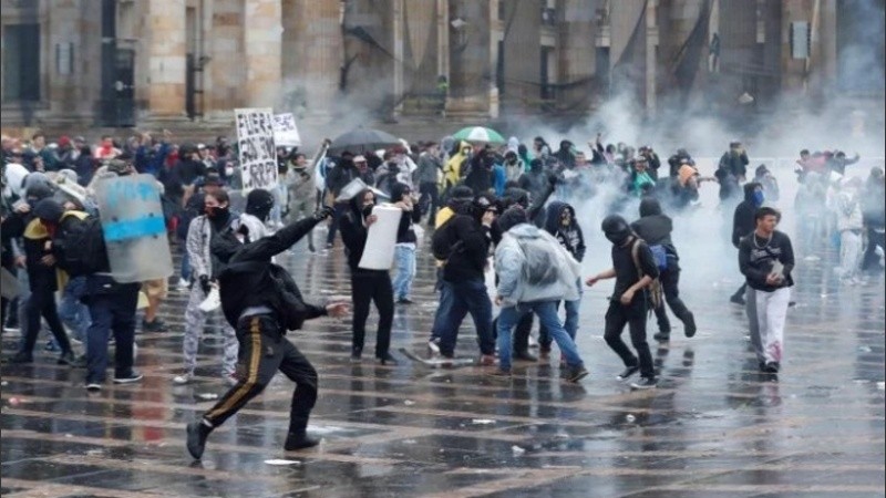 Manifestantes encapuchados enfrentan a la Policía durante el desarrollo del denominado Paro Nacional, en la Plaza de Bolívar de Bogotá.