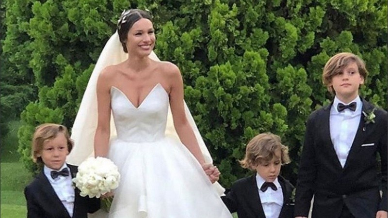 Pampita ingresó con sus hijos a la boda. 
