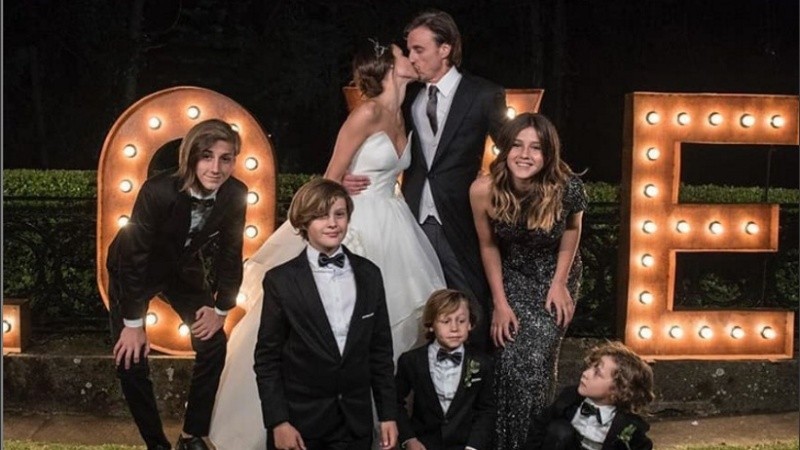 El flamante matrimonio con los hijos de ambos. 