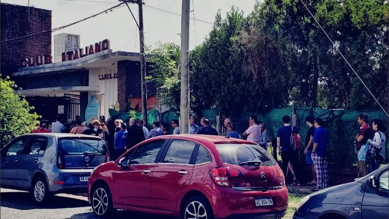 La cola para votar en la sede de Álvarez Thomas al 2900 esta mañana.