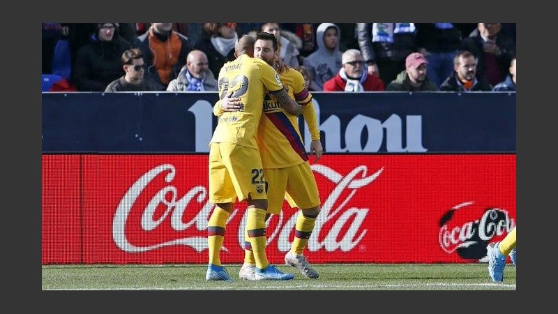 Vidal festeja con Messi su gol y el triunfo en cancha del Leganés. 