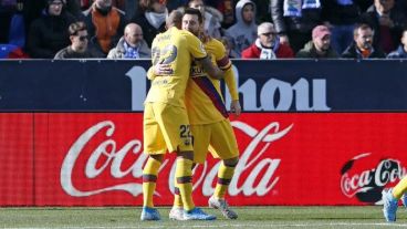 Vidal festeja con Messi su gol y el triunfo en cancha del Leganés.